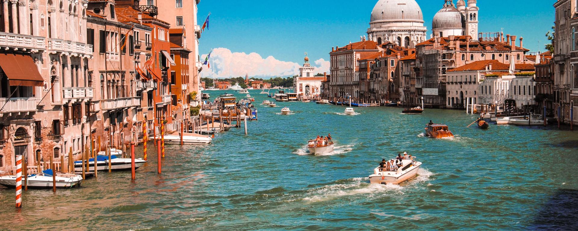 Veneza water canal with boats