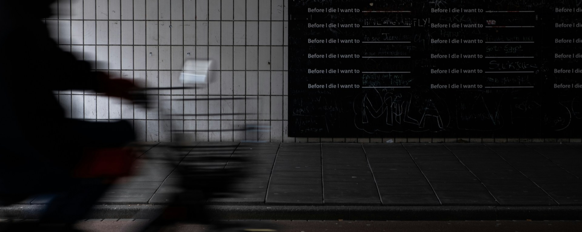 Before I Die written on the wall on a black and white photo