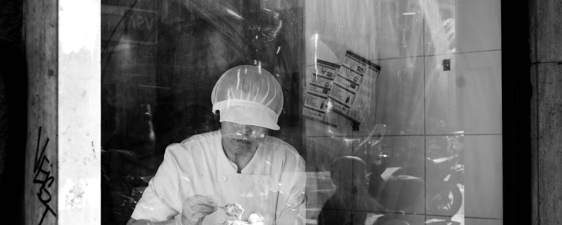 Mulher a fazer comida