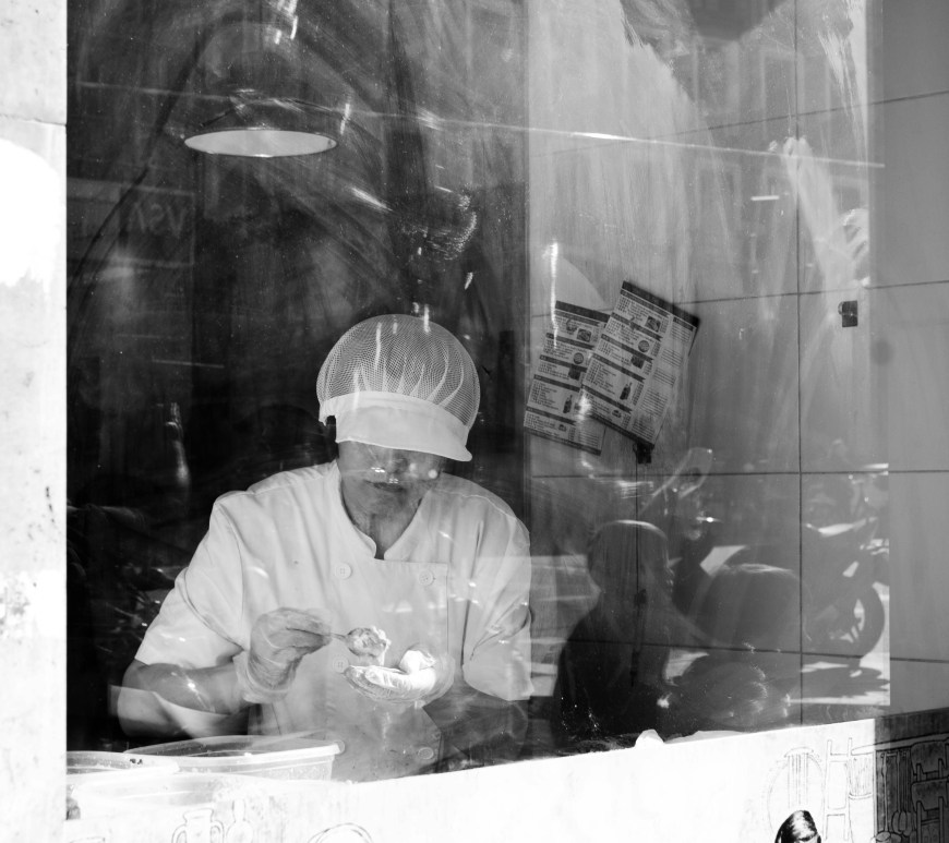 Mulher a fazer comida