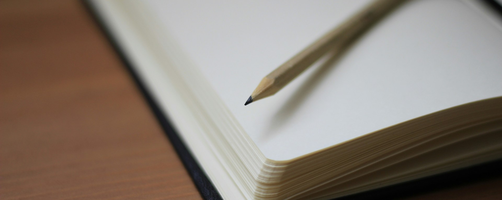 Lápis assente em cima de um caderno