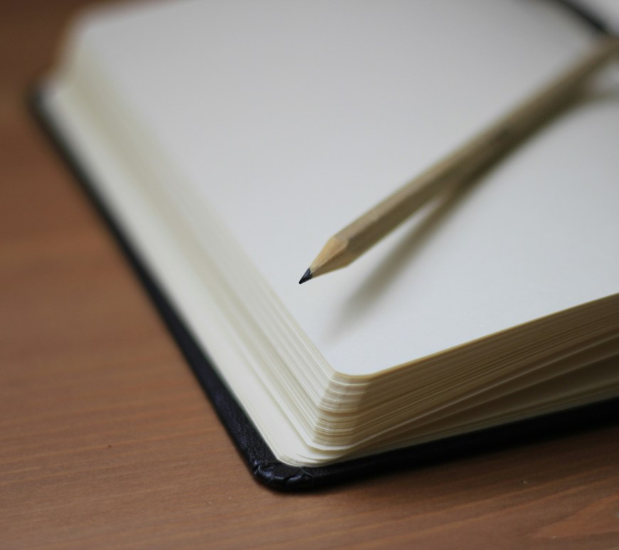 Lápis assente em cima de um caderno