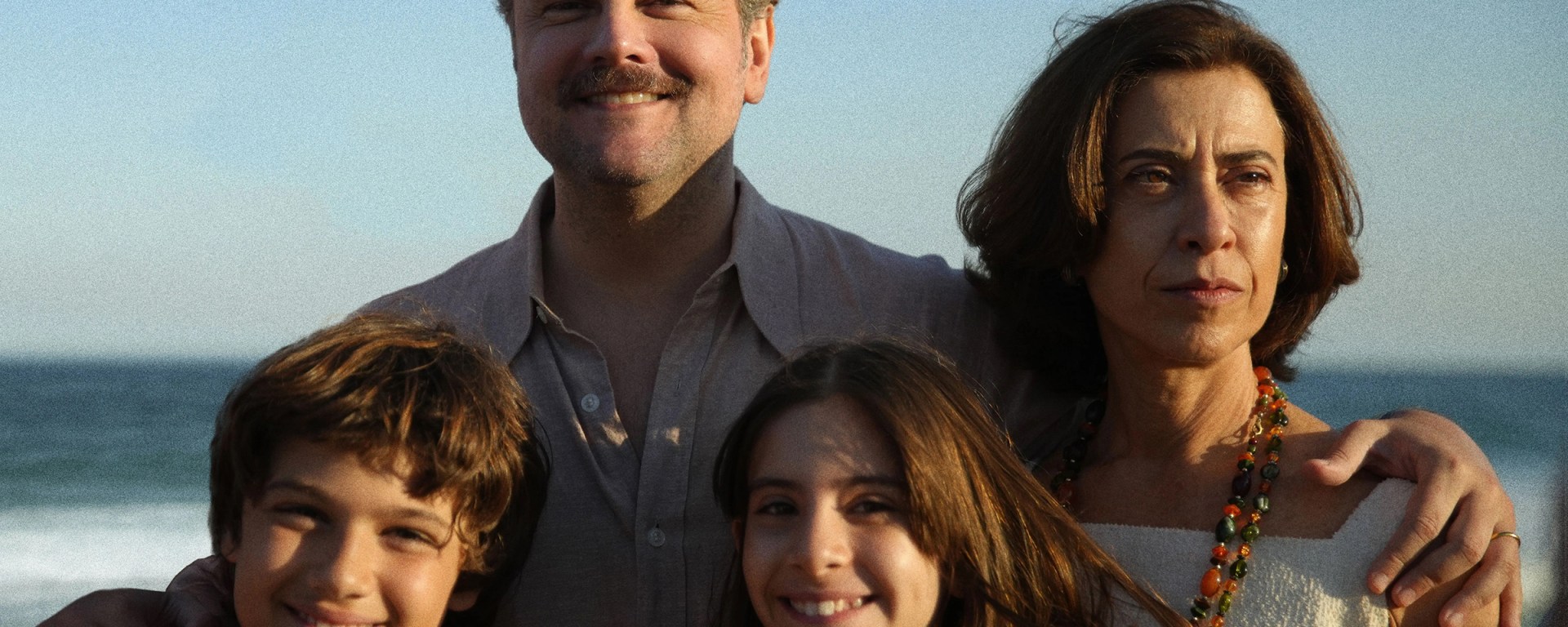 Os actores do filme Ainda Estou Aqui numa cena na praia