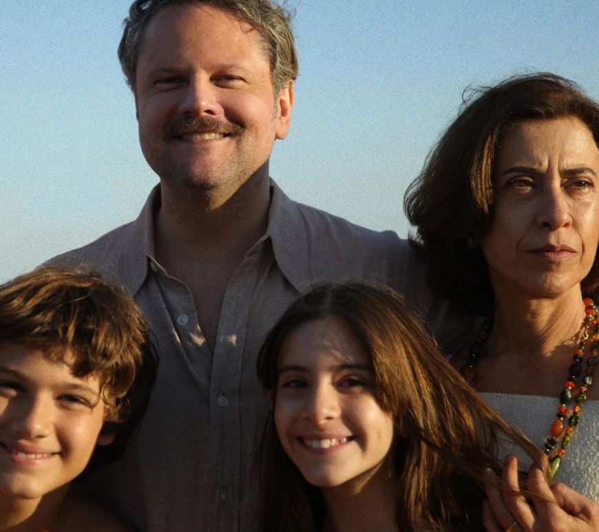 Os actores do filme Ainda Estou Aqui numa cena na praia