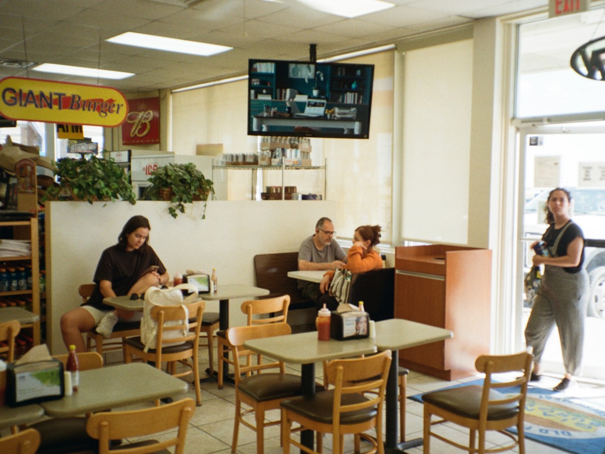 O casal na mesa do lado
